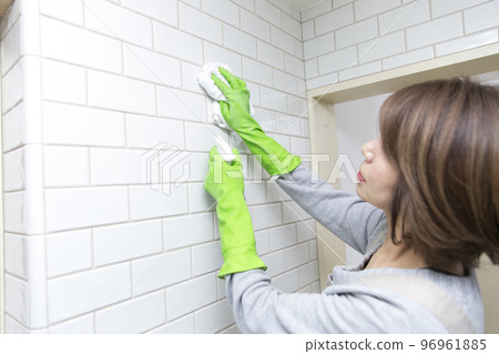 Japanese housewife cleaning the wall tiles 96961885