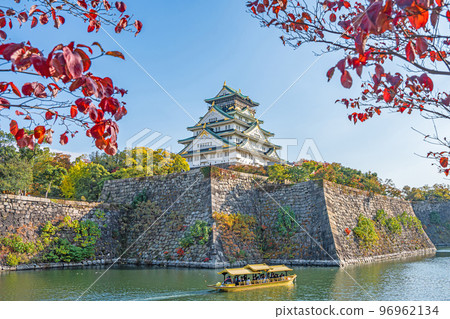 [Osaka Castle Park in Autumn] Osaka Castle Tower and Gozabune [Autumn Leaves] 96962134