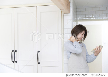 身體不好，在廚房做家務，痛苦的日本家庭主婦 96962327