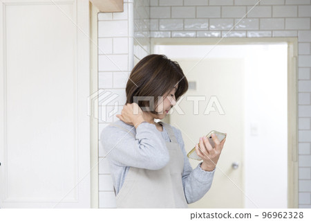 Poor health, in the middle of housework in the kitchen, painful Japanese housewife Poor health, in the middle of housework in the kitchen, painful Japanese housewife 96962328