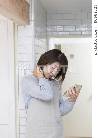 Poor health, in the middle of housework in the kitchen, painful Japanese housewife Poor health, in the middle of housework in the kitchen, painful Japanese housewife 96962329