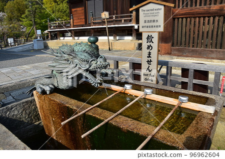 日本京都府京都市 Kiyomizu-dera 寺在春季 Chozuya 有龍雕塑和歷史建築 日本京都府京都市 Kiyomizu-dera 寺在春季 Chozuya 有龍雕塑和歷史建築 96962604