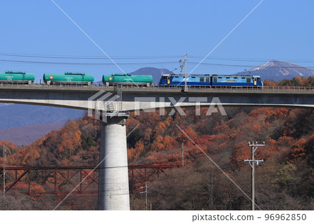 Freight train towed by EH200 crossing the Shintategawa Bridge with Yatsugatake and the Old Tategawa Bridge in the background_photographed on 11/18/2022 96962850