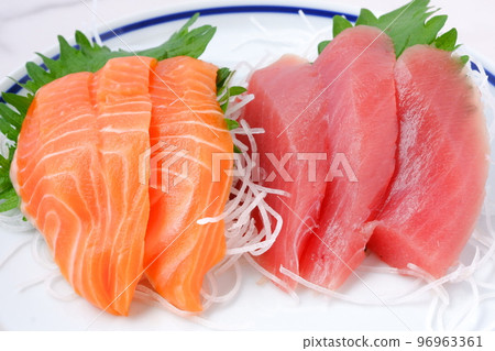 兩種新鮮生魚片（金槍魚和鮭魚） 96963361