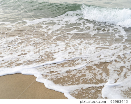 沙灘上的波浪。 96963443