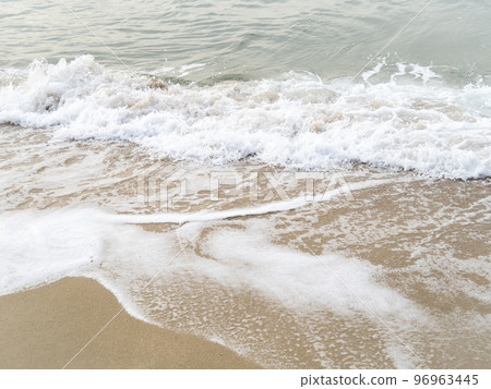 沙灘上的波浪。 96963445