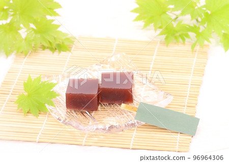 Mizuyokan,甜蜜,明亮的背景,茶餅,小吃 Mizuyokan,甜蜜,明亮的背景,茶餅,小吃 96964306