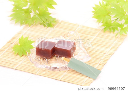 Mizuyokan,甜蜜,明亮的背景,茶餅,小吃 Mizuyokan,甜蜜,明亮的背景,茶餅,小吃 96964307