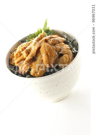 白色背景中帶紫蘇和芥末的生海膽碗 96967031