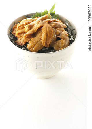 白色背景中帶紫蘇和芥末的生海膽碗 白色背景中帶紫蘇和芥末的生海膽碗 96967033