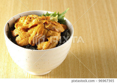 紫蘇芥末新鮮海膽蓋飯 紫蘇芥末新鮮海膽蓋飯 96967365