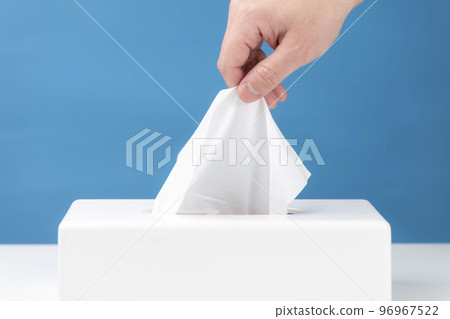 從盒子裡拿出一張紙巾並使用 96967522