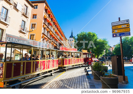 西班牙托萊多老城周邊觀光巴士*局部柔焦 96967935