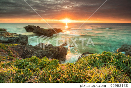沖繩西海岸戲劇性的日落 沖繩西海岸戲劇性的日落 96968188