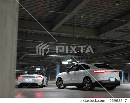 夜間多層停車場的保時捷後視 96968247