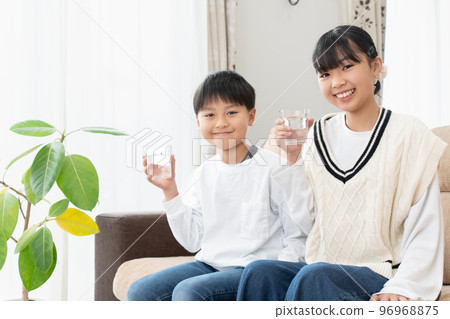 小學男生女生喝水 96968875