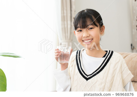 小學女孩喝水 96968876