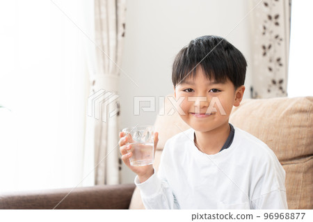 小學生喝水 96968877