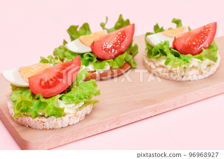Rice Cake Sandwiches with Tomato, Lettuce and Egg 96968927