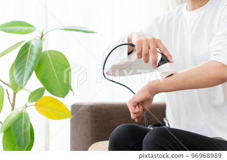 Middle women who do self hair removal 96968989