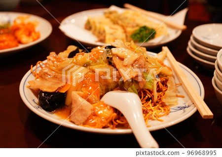 中餐廳的五子棋式炒麵 96968995