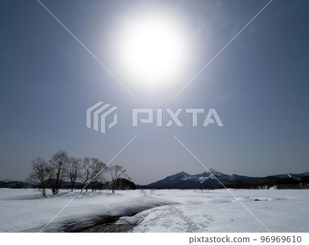 冰凍的里磐梯,檜原湖的雪原。陽光灑在上面,與白雪皚皚的萬代山的合作很美。 冰凍的里磐梯,檜原湖的雪原。陽光灑在上面,與白雪皚皚的萬代山的合作很美。 96969610