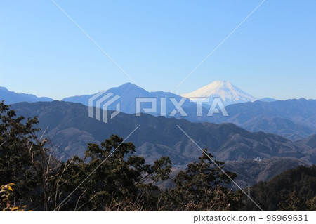 從高尾山山頂眺望神奈川縣群山和白雪皚皚的富士山[1月] 96969631