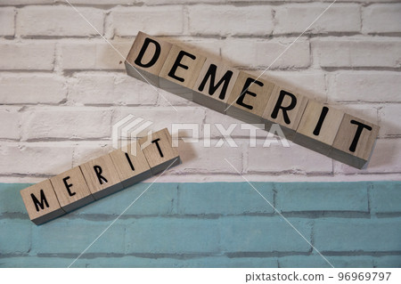 字符塊大 DEMERIT 和小 MERIT 96969797