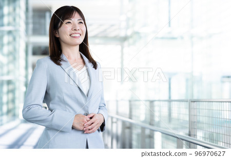 一個穿著西裝的女人，笑容燦爛 96970627