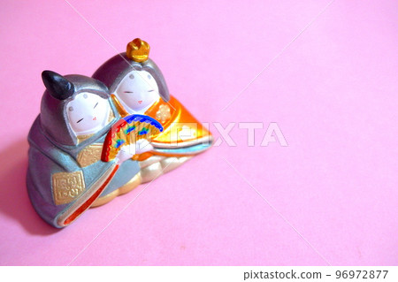 雛娃娃和粉紅色的形象 雛娃娃和粉紅色的形象 96972877