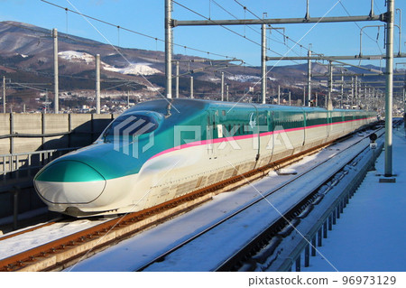 Hokkaido Shinkansen E5 series going through Shin-Hakodate Hokuto in winter (pre-production car: U1 formation) 96973129