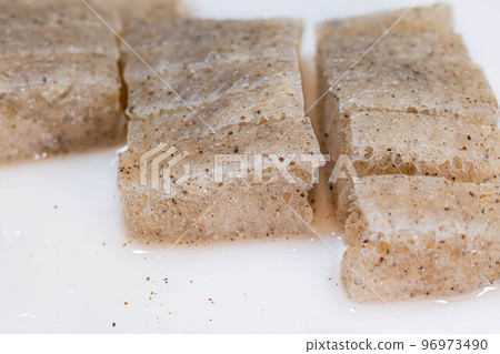 解凍後切塊的冷凍魔芋 解凍後切塊的冷凍魔芋 96973490