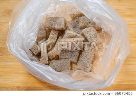 塑料袋中的冷凍魔芋 96973495