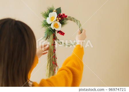 Shimenawa 花圈新年的 96974721