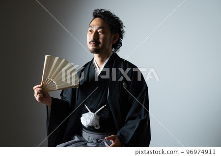 留著鬍子的男人和帶有紋章的袴落語說書人 96974911