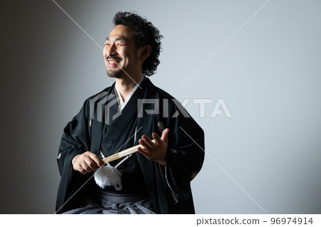 留著鬍子的男人和帶有紋章的袴落語說書人 96974914