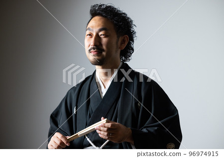 留著鬍子的男人和帶有紋章的袴落語說書人 96974915