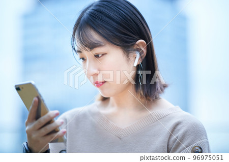 觀看智能手機的一個少婦 觀看智能手機的一個少婦 96975051