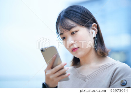 觀看智能手機的一個少婦 觀看智能手機的一個少婦 96975054