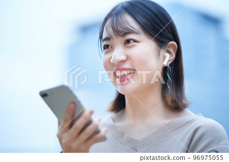 觀看智能手機的一個少婦 觀看智能手機的一個少婦 96975055