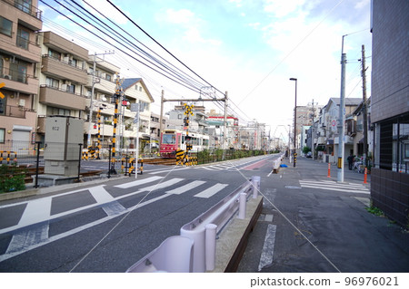 櫻花電車軌道和連續運行的火車 96976021