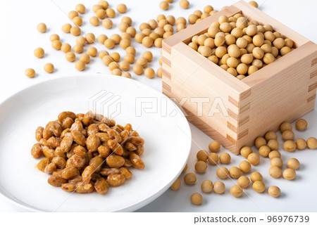 Natto and soybeans (natto on a small white plate and soybeans in a masu) Natto and soybeans (natto on a small white plate and soybeans in a masu) 96976739