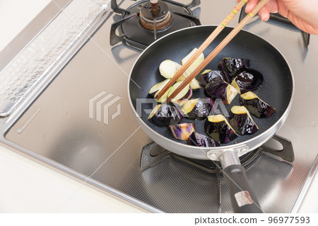 [Make fried eggplant stir-fried eggplant] 96977593