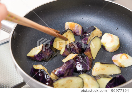 [Make fried eggplant stir-fried eggplant] 96977594