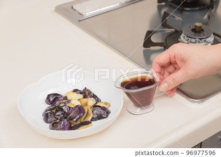 [Make the eggplant deep-fried with soy sauce. Add the noodle soup to the stir-fried eggplant.] 96977596