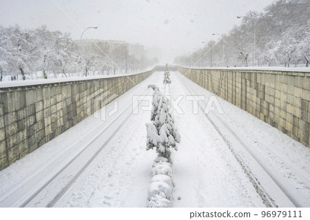 Snow. Winter. Streets covered in a white blanket of snow that covers all the elements that are on the street. Cold concept. Winter concept. Winter 2022. Photography. Snow. Winter. Streets covered in a white blanket of snow that covers all the elements that are on the street. Cold concept. Winter concept. Winter 2022. Photography. 96979111