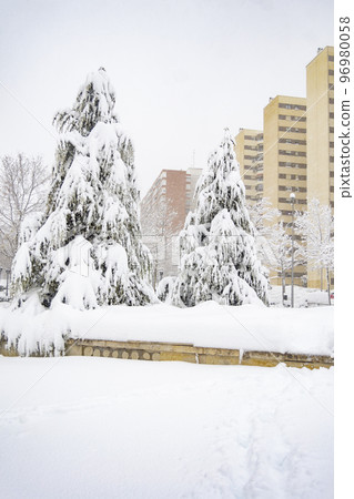 Snow. Winter. Streets covered in a white blanket of snow that covers all the elements that are on the street. Cold concept. Winter concept. Winter 2022. Photography. 96980058