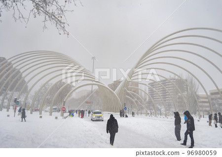 Snow. Winter. Streets covered in a white blanket of snow that covers all the elements that are on the street. Cold concept. Winter concept. Winter 2022. Photography. 96980059