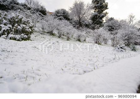 Snow. Winter. Streets covered in a white blanket of snow that covers all the elements that are on the street. Cold concept. Winter concept. Winter 2022. Photography. 96980094