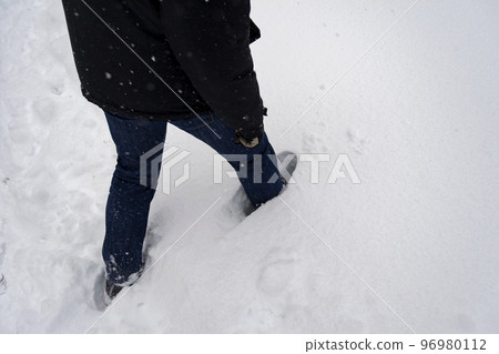 Snow. Winter. Streets covered in a white blanket of snow that covers all the elements that are on the street. Cold concept. Winter concept. Winter 2022. Photography. 96980112